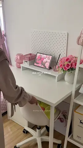 desk refresh lagi sekalian ganti pegboard 💗🌸 #desk #desksetup #desktour #deskrefresh #refresh #room #roomdecor #roominspo 