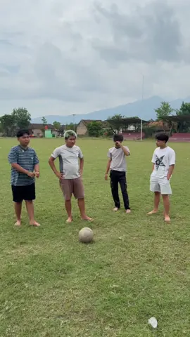 Kalian main bola pernah main kena kenaan tiang gini juga ga #fyp #ceritakita #tipetipeomped