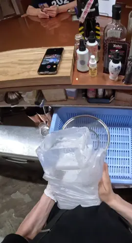 丸氷の作り方🥃 #asmr #drinks #cocktail #bartender #whiskysalon #静谷和典 #しずたにえん #マスターオブウイスキー #ウイスキーサロン #バーテンダー 