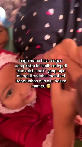 keberkahan yang dimaksud adalah keberkahan ilmu (doa yang diberikan guru agar ilmu yang sudah di pelajari bisa memberikan pengetahuan yang bermanfaat) bukan keberkahan karena cium tangan, hanya Allah yang bisa memberi keberkahan 🙏🏻😊