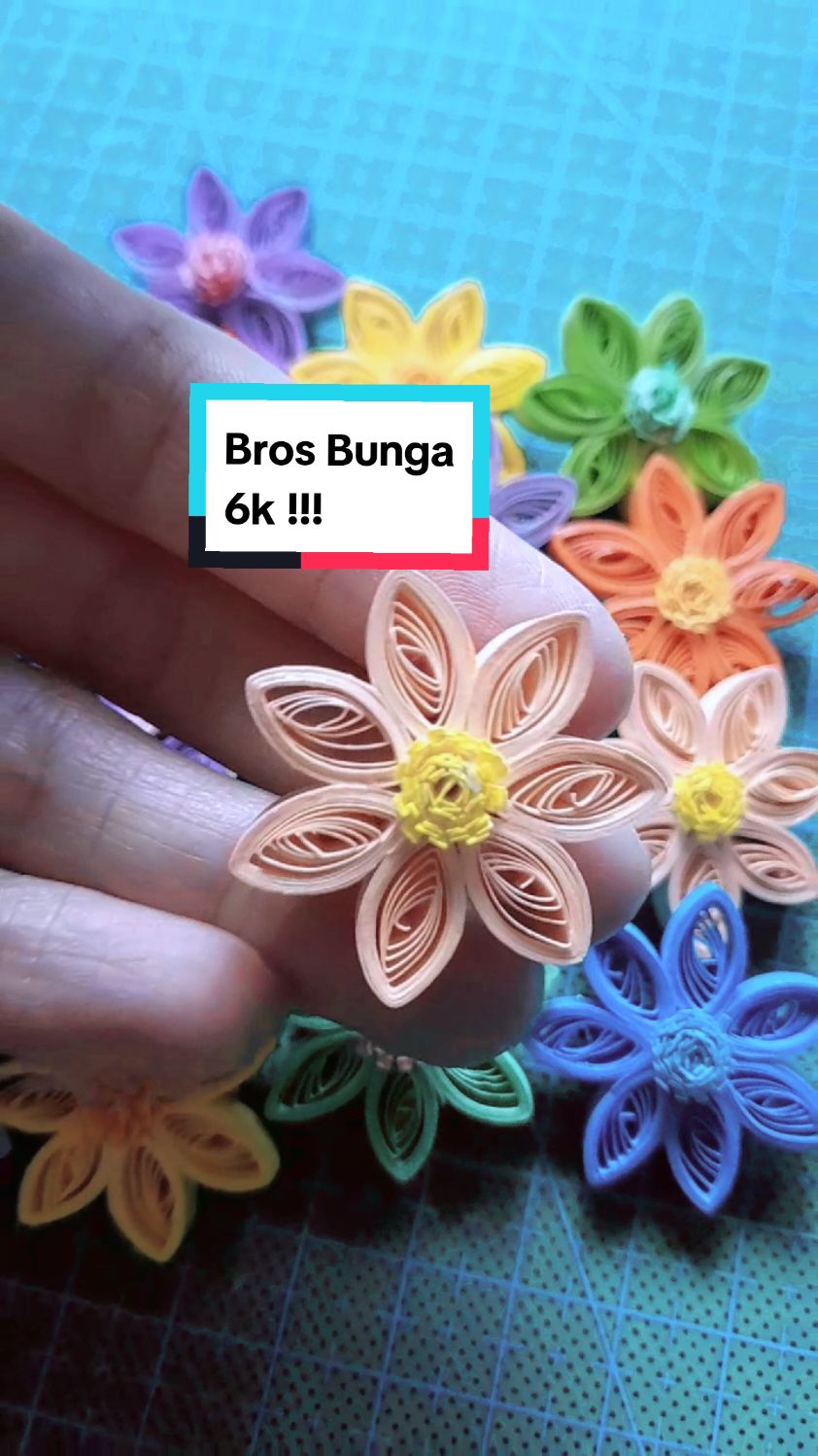 Flower Quilling Brooch.  Bisa jadi pilihan utk souvenir kamu✨️ #papercraft #quillingart #quillingpaper #quilling #paperquillingart #paperquilling #gift #souvenirpernikahan #souvenirmurah #souvenir #bros #creatorsearchinsights 