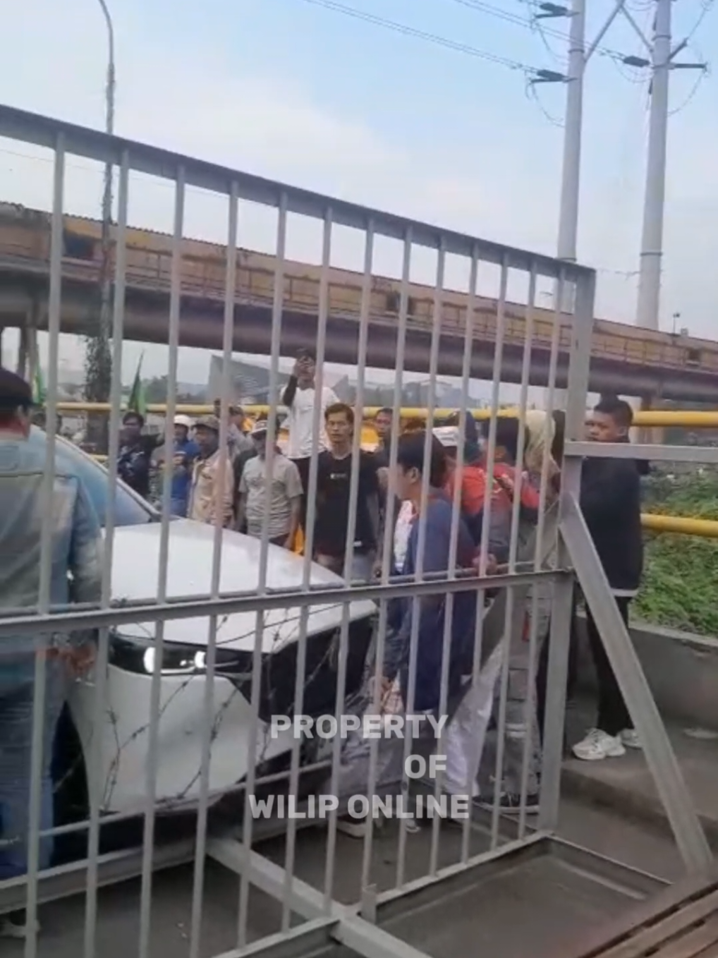 CILEGON, WILIP.ID – Aksi mogok kerja di depan pabrik PT Bungasari Flour Mills Indonesia, Ciwandan, Kota Cilegon, Banten, pada Selasa (10/6/2025), sempat memanas setelah insiden yang melibatkan seorang anggota DPRD Kota Cilegon, H. Hikmatullah. Kericuhan terjadi saat H. Hikmat, sapaan akrabnya, tiba di lokasi dan memarkir kendaraan di tengah kerumunan massa aksi. Diduga, salah satu peserta aksi terjepit oleh mobil yang dikemudikannya, memicu ketegangan di tengah jalannya unjuk rasa. Situasi semakin memanas ketika H. Hikmat turun dari mobil dan terlibat adu argumen dengan para demonstran. Aparat kepolisian yang berjaga di lokasi segera melakukan upaya mediasi guna meredakan suasana yang sempat memanas. Kuasa Hukum: Tidak Ada Unsur Kesengajaan Menanggapi insiden tersebut, kuasa hukum H. Hikmatullah, Haji Muhibudin, menyatakan bahwa peristiwa itu seharusnya tidak dibesar-besarkan. Ia menilai, insiden itu lebih disebabkan oleh salah paham dan miskomunikasi di lapangan. “Peristiwa tadi pagi itu sebenarnya hanya salah komunikasi. Haji Hikmat datang ke lokasi bukan dalam kapasitas sebagai anggota dewan, tetapi sebagai pemilik usaha yang hendak mengontrol pekerjaan setelah libur panjang,” kata Muhibudin kepada jurnalis wilip.id, Selasa (10/6/2025). Muhibudin menjelaskan, H. Hikmatullah tidak mengetahui bahwa ada aksi demonstrasi yang berlangsung di depan area pabrik. Ia datang untuk melakukan pengecekan terhadap pekerja-pekerja yang berada di bawah pengelolaannya. “Saat itu, beliau kaget karena tidak tahu ada aksi. Justru mobil beliau malah digedor-gedor oleh massa, sehingga secara refleks kendaraan sedikit maju. Tapi kemudian diviralkan seolah-olah menabrak demonstran,” lanjutnya. Ia menegaskan bahwa kliennya tidak memiliki niat untuk menyakiti siapapun. “Kalau kita lihat dari rekaman yang beredar, tidak ada unsur kesengajaan. Tidak ada niat untuk menabrak atau mencelakai peserta aksi,” tegasnya. Tegaskan Kapasitas Sebagai Pengusaha Lebih lanjut, pengacara H. Hikmatullah menegaskan bahwa kehadiran kliennya saat itu bukan dalam kapasitas sebagai wakil rakyat. “Perlu kami tegaskan, pada saat kejadian sekitar pukul 07.30 WIB, Pak Haji Hikmat datang sebagai pemilik usaha, bukan sebagai anggota DPRD. Itu adalah waktunya beliau mengontrol pekerjaan, bukan menjalankan tugas kedewanan,” jelas Muhibudin. Muhibudin pun berharap masyarakat tidak langsung terpengaruh oleh narasi yang berkembang di media sosial, dan menunggu klarifikasi resmi dari pihak yang berwenang. Hingga berita ini diterbitkan, belum ada pernyataan resmi dari DPRD Kota Cilegon maupun pihak PT Bungasari terkait kejadian ini. #wiliponline #beritaviral #beritacilegon #cilegon #cilegonbanten #cilegontiktok #cilegonhits #cilegonviral #banten #bantenviral #serang #serangbanten #bogasari #buruh #buruhpabrik #buruhpabrik #berita #beritaviral #beritaditiktok #beritacilegon #berita #kompastv #inews #inewsid #inewstv #detik #detikcom #detikdetik #kumparan #tempo #antara #temporarytattoo #fyp #fyppppppppppppppppppppppp #fypage #fypシ゚ 