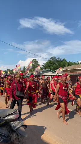 keren bangettt #dayak #adatdayak #kalimantan #gawai #acaragawaidayak #gawaidayak #sukudayak #fyp #pasukanmerah #foryou #masukberanda 