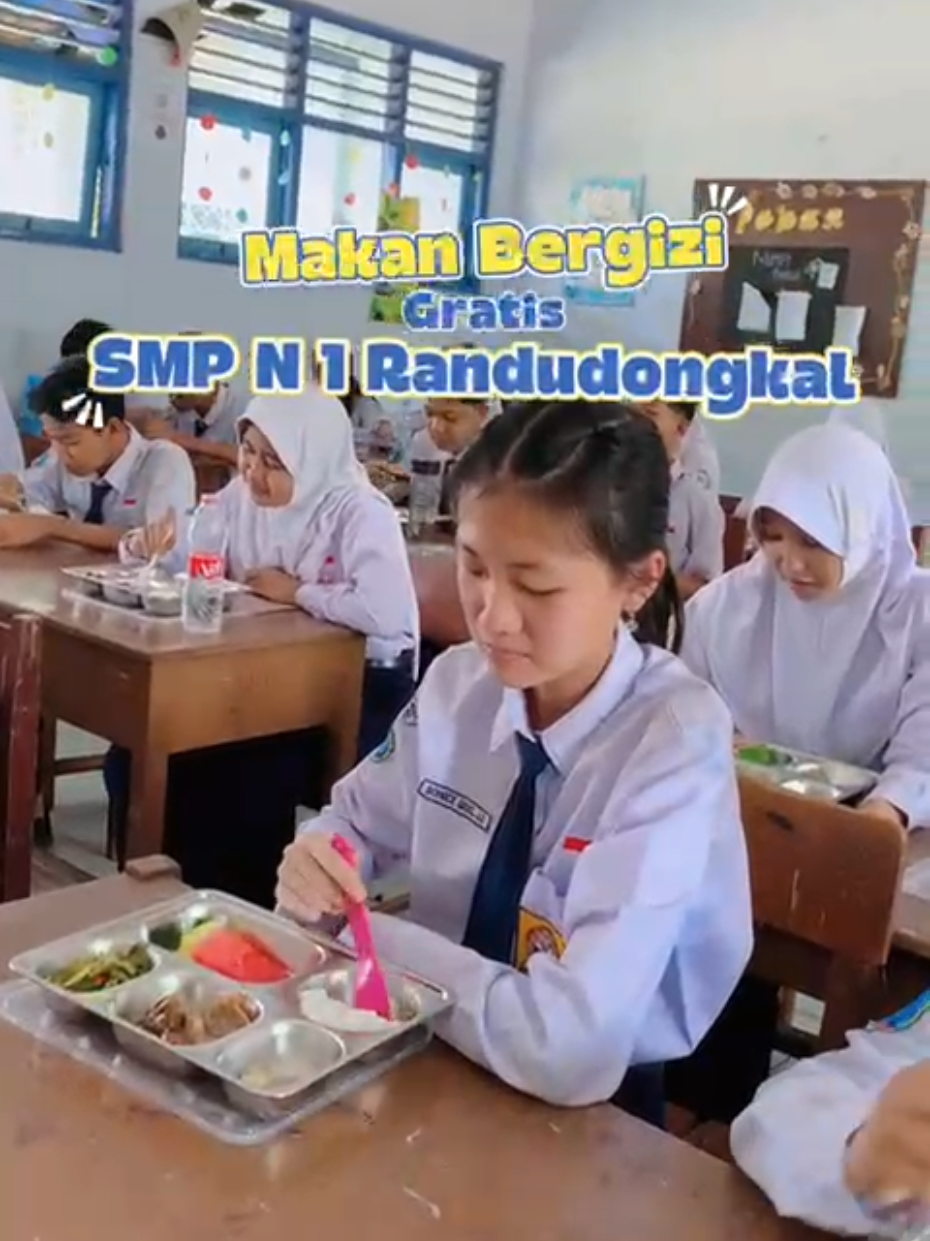 Selasa, 10 Juni 2025 — SMP Negeri 1 Randudongkal jadi bagian dari pelaksanaan uji coba Makan Bergizi Gratis! 🍽️✨ Anak-anak senang banget karena makanannya enak dan bergizi 😋 Alhamdulillah, semua dinikmati dengan antusias dan penuh keceriaan. Semoga program ini bisa terlaksana dengan baik di sekolah-sekolah lain dan jadi kegiatan rutin yang menyehatkan generasi bangsa 💪❤️ Karena anak sehat, belajar pun makin semangat! #MakanBergiziGratis #SMPN1Randudongkal #AnakSehatIndonesiaKuat #ProgramGiziSekolah #MakanEnakMakanSehat