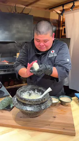 日本一のおにぎり職人おにぎり太郎さんがオープンしたお米とお茶の専門店🍙 熱々で握るおにぎりや土鍋で炊いた炊き立てごはん、それに合わせた種類豊富なごはんのお供が楽しめるお米を心ゆくまで味わうためのお店！ ㅤㅤㅤㅤㅤㅤㅤㅤㅤㅤㅤㅤㅤ 鰻やカツ、ステーキなどメイン級のおかずを好きなだけご飯をおかわりしながらお腹いっぱいになるまで食べれて大満足すぎた🍚🍖 📍福岡県八女市「膳 八女や」 #福岡グルメ #福岡ランチ #八女グルメ #onigiri #japanesefood 
