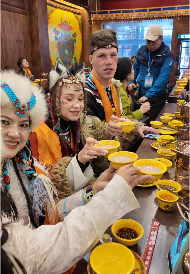 扎西德勒，来一碗酥油茶ရှန်းဂရီလာ tusiစားပွဲမှာ suyouလက်ဖက်ရည်ကို သောက်ကြလိုက်ပါ။cheers!#lifeinyunnan #cometoyunnanforthefestival #yunnanlifestyle #来云南过节2025 #土司宴 #shangrila 