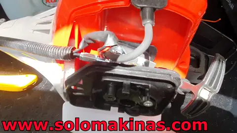Cómo Ajustar el Cable del Acelerador y el Tensor del Motor de una Desbrozadora | SOLOMAKINAS www.solomakinas.com Aprende paso a paso cómo ajustar correctamente el cable del acelerador y el tensor del motor de tu desbrozadora. En este tutorial práctico te mostramos cómo mejorar la respuesta del acelerador y garantizar un funcionamiento suave y preciso de tu máquina. Ideal para usuarios de desbrozadoras forestales, agrícolas o de jardinería. Este procedimiento es válido para la mayoría de motores con carburador convencional y sistema de aceleración por cable. @solomakinas.com