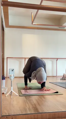 another funky flow on tue 🩶✨ #yogatok 