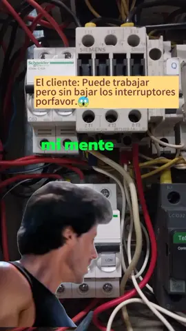 Electricista Profesional Suele pasar que no puedes bajar los interruptores, y caballero no más, siempre con los guantes y precauciones, y su adicional en el costo.😁.#CapCut #electrico #sinluz #electricista #serviciotecnico 