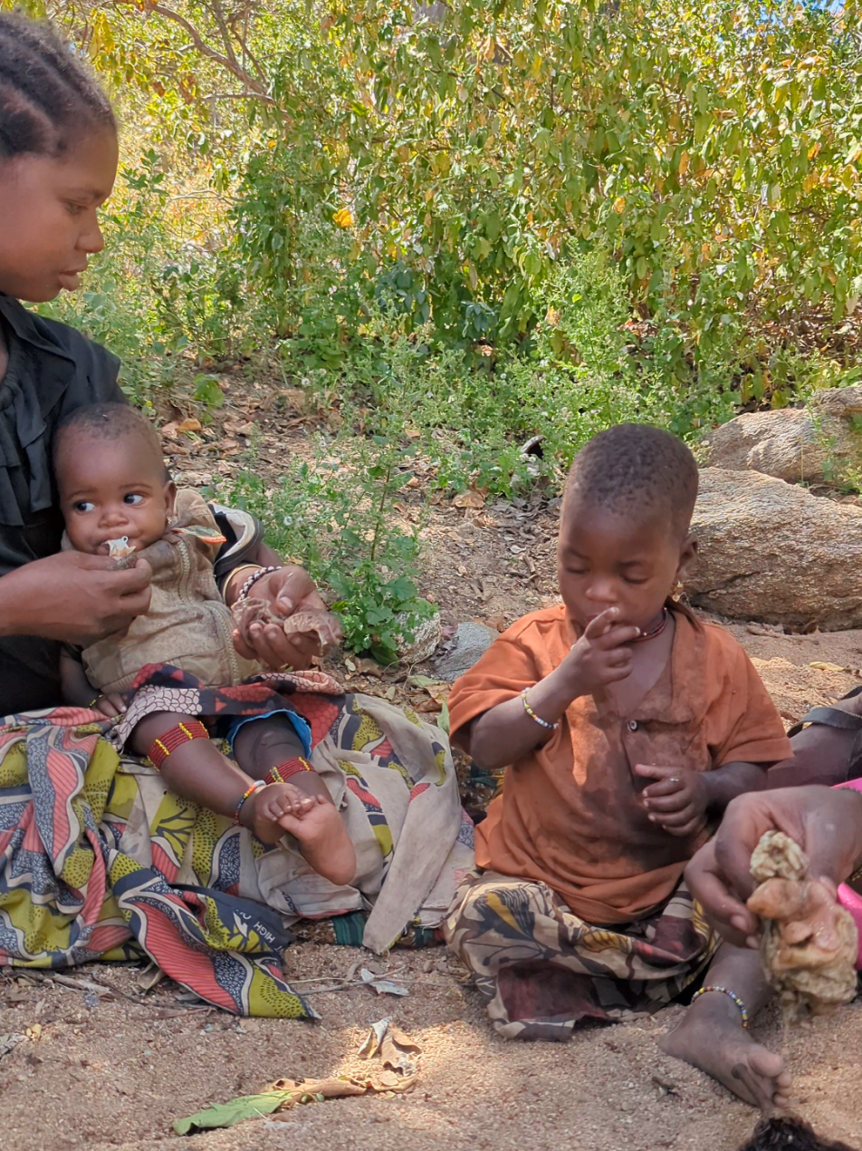 All mother's in the camp feed their kids🍖♥️🥰#hadzabetribe #kidstiktok #chaba #dudukwe #africa #eating #wildlife #feed #usa_tiktok #viralvideos 