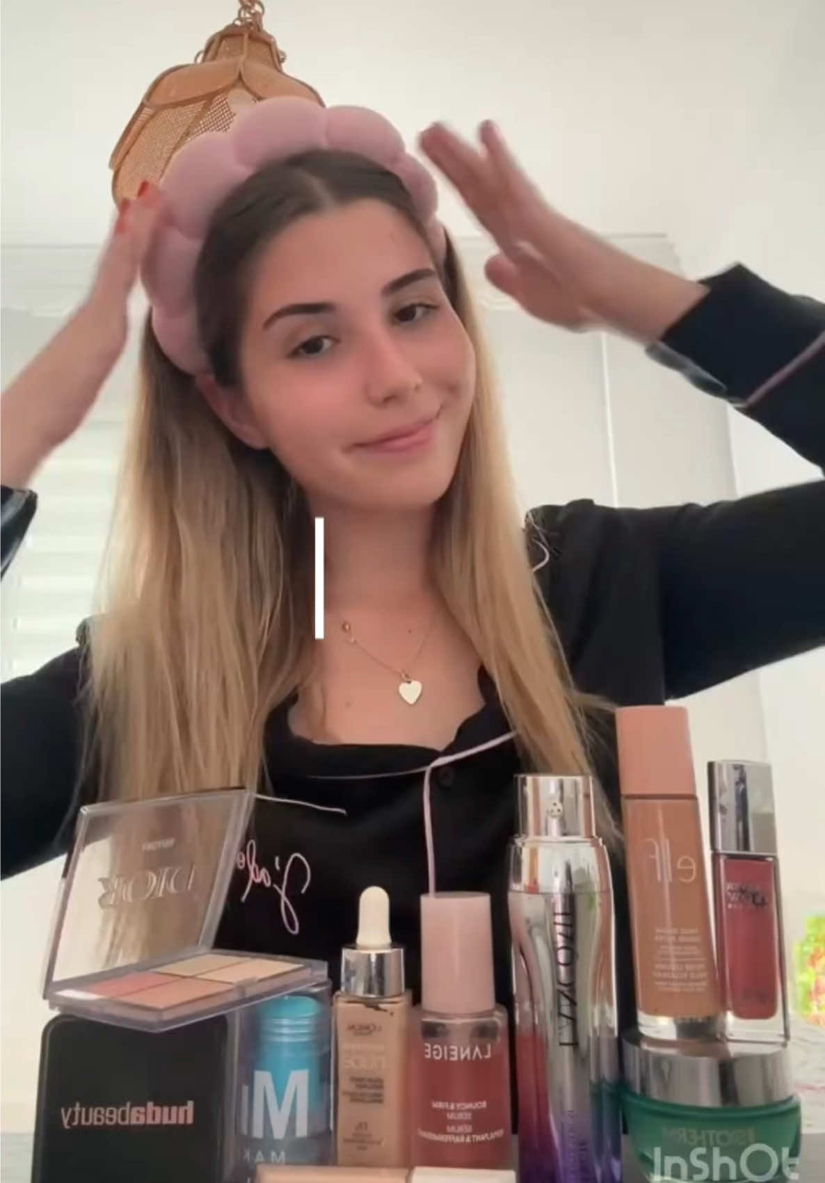 🥹 llevaba mucho tiempo sin hacer un #grwm #getreadywithme #popularproducts #cleenlook #BeautyTok #glam #glamwithme #maquillateconmigo #glowyskin #glowymakeup #glowyskincare #glowymakeuptutorial #charlottetilbury #drunkelephant #rarebeauty #fentybeauty #sephora #vanillamakeuplook #glowymakeuptutorial #makeuptutorial #cleanlook 