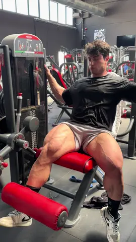 Boring 🥱  #bodybuilding #GymTok #legday #quadzilla  @Panatta Official 