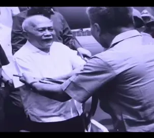 Các nhà lãnh đạo vào thăm Miền Nam sau Giải Phóng năm 1975. P/s cái tôi để ý là Bác Duẩn Thơm má Bác Thọ sau bao nhiêu năm chụp ảnh với Bác Thọ bác Duẩn ko bao giờ cười