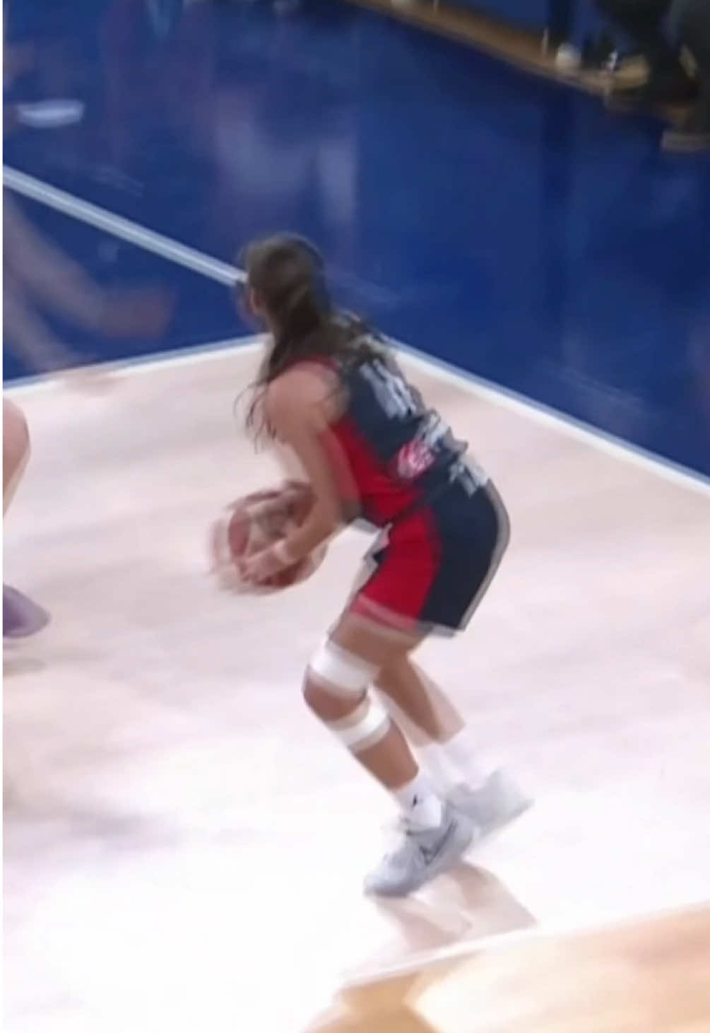 Cooking with fire 🔥👩‍🍳 #EuroBasketWomen #basketball #womensbasketball #europe #marinefauthoux #handles #bucket 