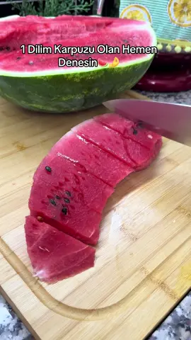 Herkese merhaba 🌸 Yazın sıcak havalarda sizi ferahlatacak içecek tarifiyle geldim Karpuzlu limonata yapıyoruz 🍉👌 Videomu görenlerden yorumlara ♥️bırakmanızı istesem🙏 Bu içecek kesinlikle denenmeli👌 2 büyük dilim karpuz 🍉  2 tane limon 🍋  1 yk kaşığı toz şeker  1 şişe maden suyu Bol buzla servis yapın  Karpuzları dilimle tel süzgeçten geçirip limonu sık şekerini kat maden suyunu dökelim ve buz koyduğun bardağa döküp afiyetle içelim🤤  Çatalla ezmek istemezseniz pratik olarak rondodan geçirebilirsiniz Marka gözükmüş reklam değil🙈 #karpuz #karpuzlata #karpuzicecegi #limonata #karpuzlulimonata #içecek #içecektarifleri #soğukiçecek #soğuknescafe #dalgonacoffee #evyapımıiçecek