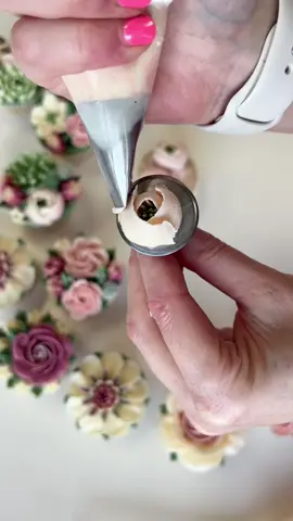 Sweet little Peony buds 🌸 These look so adorable nestled in amongst other blooms. Did you know I have a full Peony tutorial which is available on the website Petalsbakehouse.co.uk 💕🌸 . #cake #cupcakes #flowers #flowercupcakes #floralcupcakes #peony #cutecupcakes #piping #cupcakedecorating #pipingvideo #fyp #buttercreamflowers #petalsbakehouse 