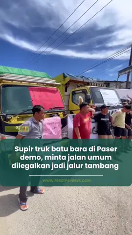 Puluhan sopir truk di Paser, Kaltim, menggelar aksi damai menuntut normalisasi angkutan batubara setelah dihentikan warga, Selasa (10/6/2025). Koordinator aksi, Siswiyono, menyebut penyetopan ini merugikan ratusan sopir dari Batu Sopang, Muara Komam, dan Kuaro.  Mereka menuntut jalan Kaltim-Kalsel dibuka kembali untuk aktivitas hauling. Pasalnya, pihaknya juga mengklaim jalan provinsi Kaltim-Kalsel sudah lama rusak, bukan hanya karena aktivitas batu bara. Sumber : FB Muhammad Kusaini  #beritaviral #viral #beritahariini #beritaterkini #paser #kaltim #infotrending #viralindonesia #batubara #fyp 