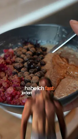 Die genauen Angaben ⤵️ Durch das Eiweiß, die Ballasttoffe & die Fette - ist dieses Porridge eine absolute Wucht !  Pass die Mengenangaben gern an deine Kalorien an, sodass du in deinem Defizit bleibst🤝 - 90g Haferflocken  - 10 g Leinsamen  - 60 g Designer Whey cinnamon cereal  - 50 g Heidel- und Himbeeren  - 20 g Mandelmus Etwas Zimt !  Damit bleibst du lange satt, hast keinen Heishunger mehr & hast genug Eiweiß für deine Muskeln! 💪 #Fitness #ernährung #diät #protein #porridge 