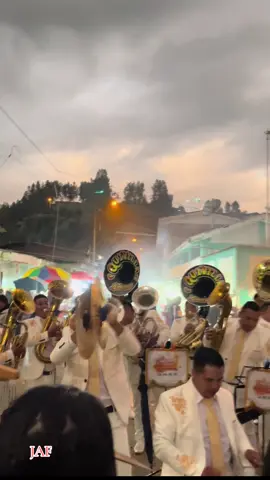 Uffffff 💛@SHOW ESPECTÁCULO QUIVILLA #showespectaculoquivilla #quivilla #bandademusicos🎶🥁🎺 #bandaymasbanda #banderasdecorazon🍻💃🏻 #baile #motil #banda #banderos #banderosdecorazon 