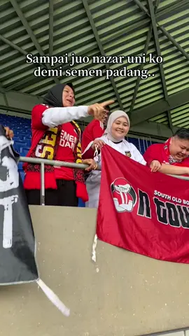 Alhamdulillah sampai juo nazar uni @zonaprimadewi ko pakai baju #semenpadangfc nonton #timnasindonesia away di #jepang,, #suporterindonesia #fyp 