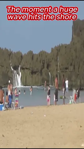 The moment a huge wave hits the shore #viral #foryou #fyp #fypシ゚viral #releases #arrived #usa #waitforit #terrible #moment #food #flash #dam #water 
