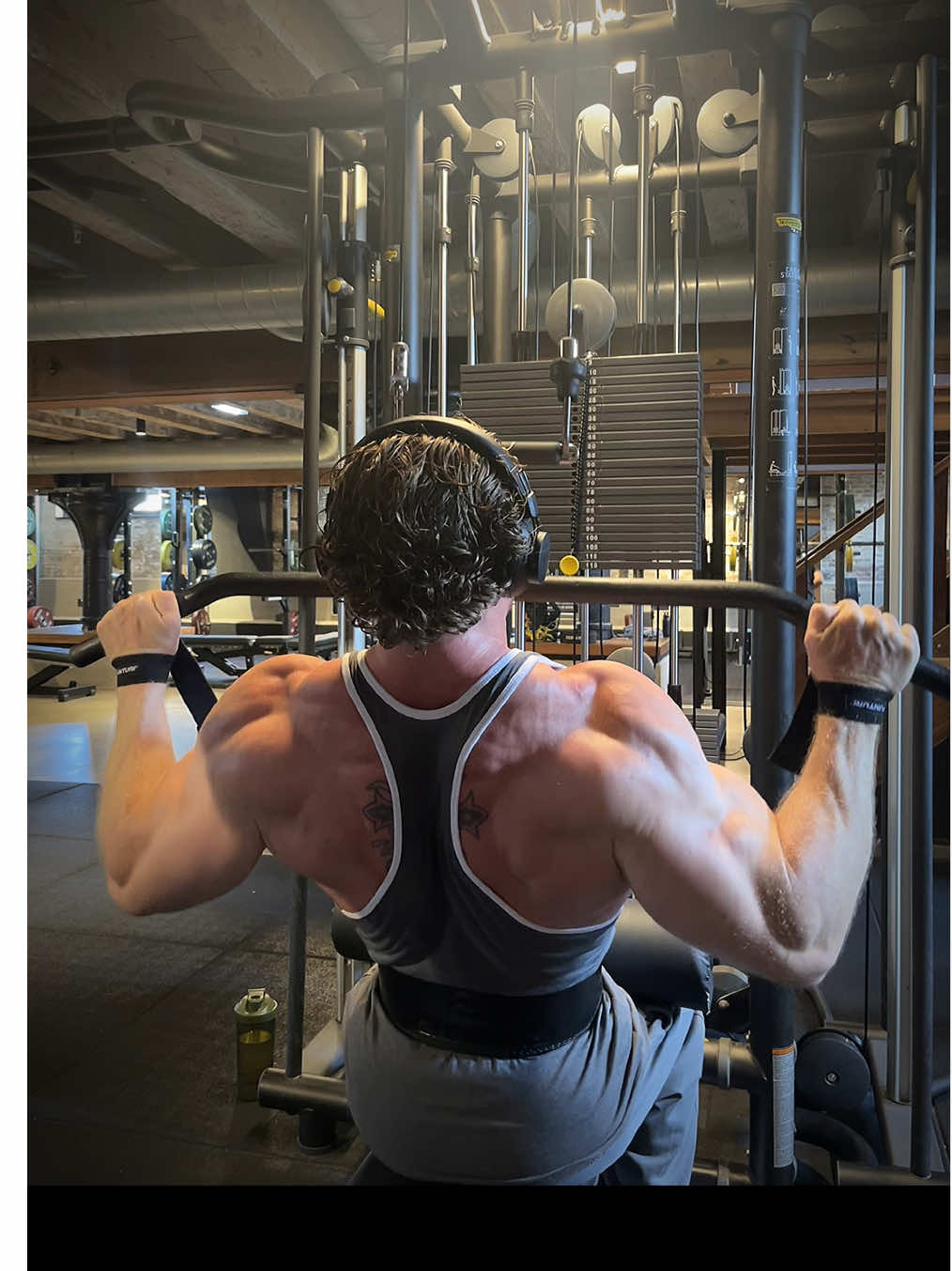 Wide grip lat pulldown with drop sets #bodybuilding #Fitness #gym #workout #back #backworkout #latworkout #latpulldown #barbellrow #classicphysique #classicbodybuilding #goldenerabodybuilding #goldenera #fitnessmotivation #training #gymmotivation #exercise #trainmore #goldenera #FitTok #GymTok #gym 