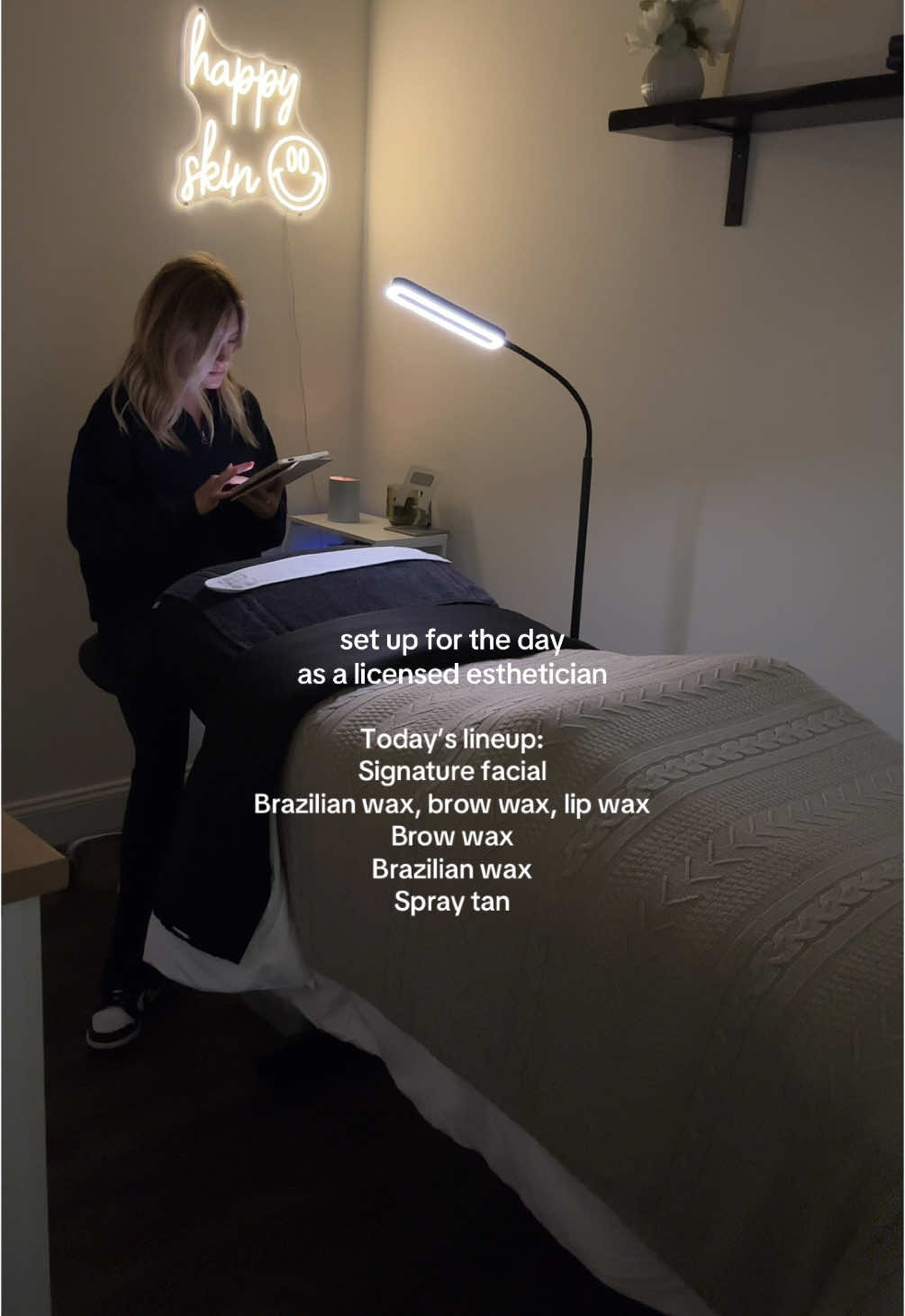 happy tuesday 🤍 #estheticiantiktok #soloesthetician #waxingtiktok #waxingspecialist #estheticianstudent #ctesthetician #beautybusinessowner 