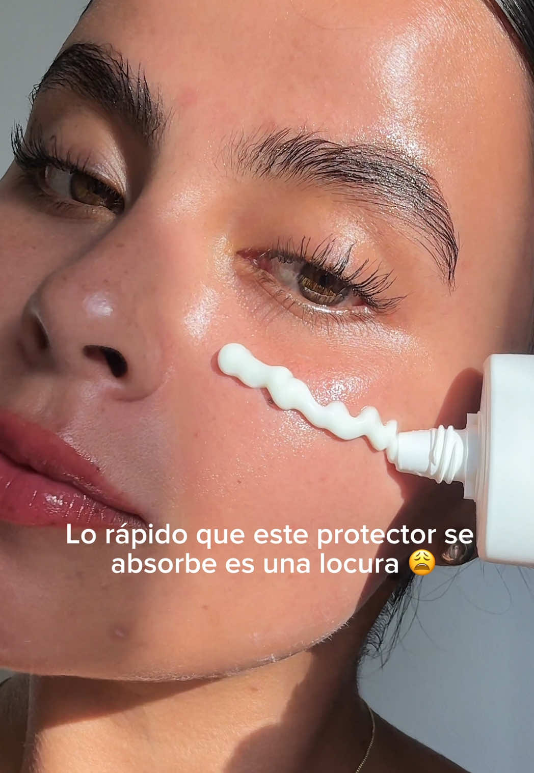 Me explican lo rápido que se absorbe este protector solar 😩☀️ y deja la piel hidratada, suave 🤍 Producto: centella sun cream de @mixsoon_official  #sunscreen #koreanskincare #glowyskin #dewyskin #centellaasiatica #mixsoon #yesstyle 
