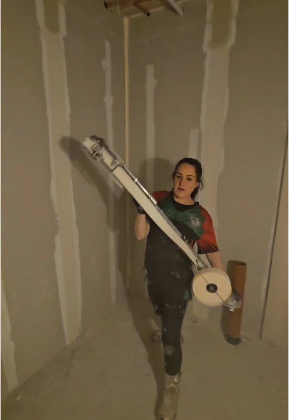 It’s been so long since I’ve used one of these… #ukconstruction #columbiatools #womenintrades #drywallfinisher #CapCut 