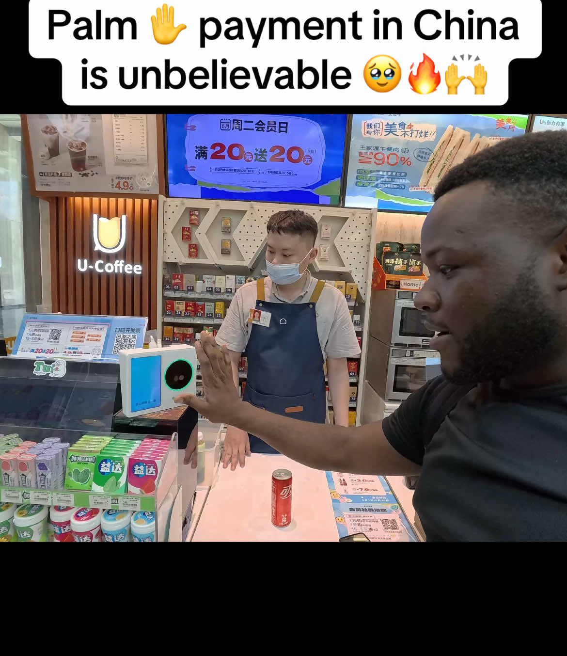 A tourist in China is amazed with the palm payment technology #creatorsearchinsights #beingblackinchina #speakingchinese #mandarin 