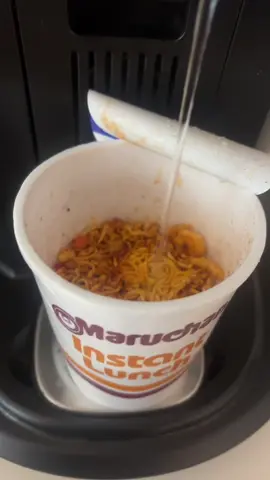 now i KNOW the noodles used to be higher in the cup..? #cupnoodles #noodles #maruchan #lunchtime #noodletok #90sthrowback 
