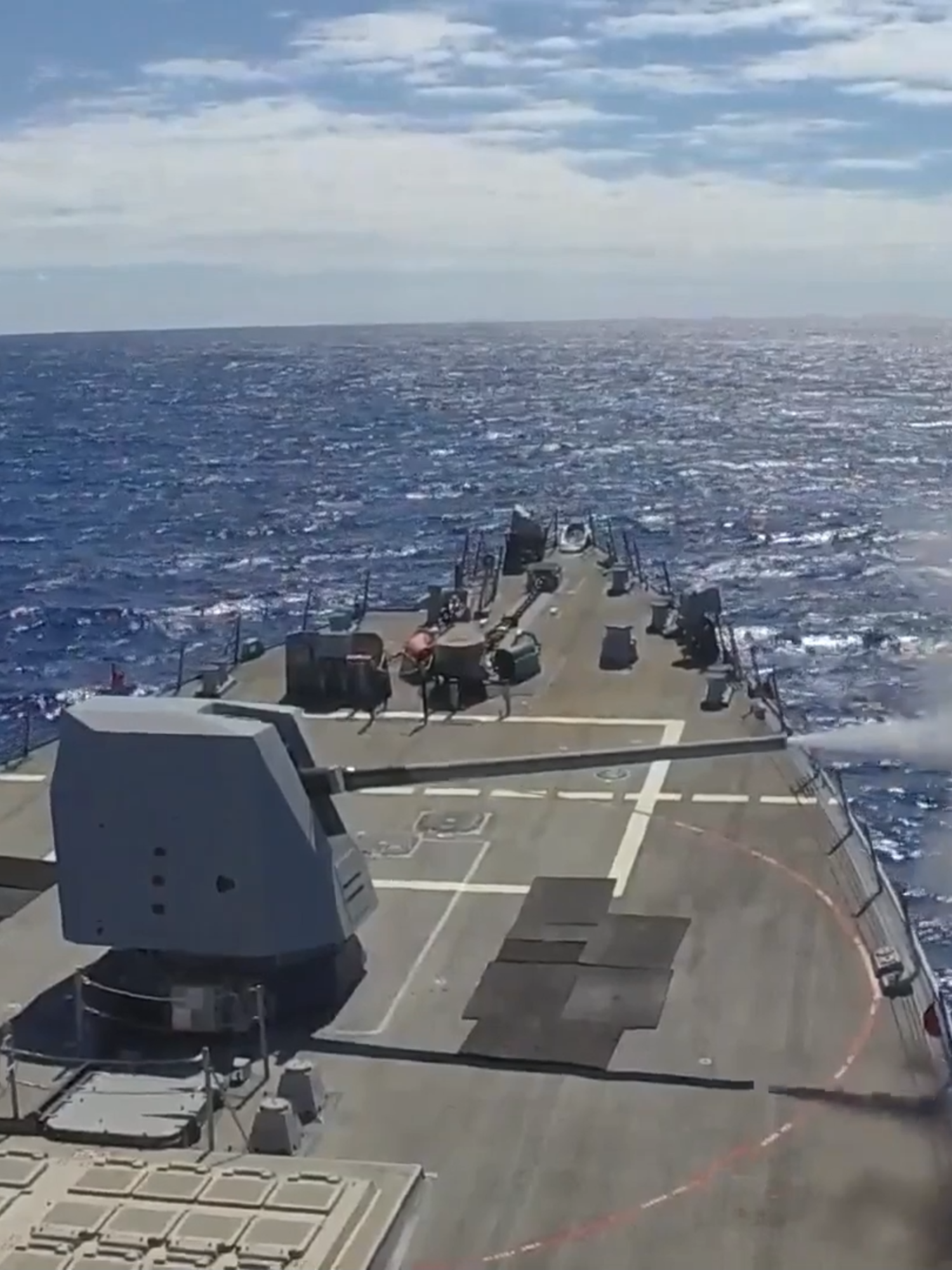 The U.S. Navy's Arleigh Burke-class guided-missile destroyers USS Shoup (DDG-86) and USS Kidd (DDG-100) fire a 5-inch/54-caliber Mk 45 Mod 4 naval gun in the Philippine Sea.  #USSShoup#USSKidd #ddg86#ddg100 #PhilippineSea #usnavy#la#losangeles#ArleighBurkeclass#usdestroyer #USA# #destroyer#Mk45Mod4 #navalgun #Pentagon #Trump #WhiteHouse #Washington#GeorgeWashington #California #Army#USArmy #milionario