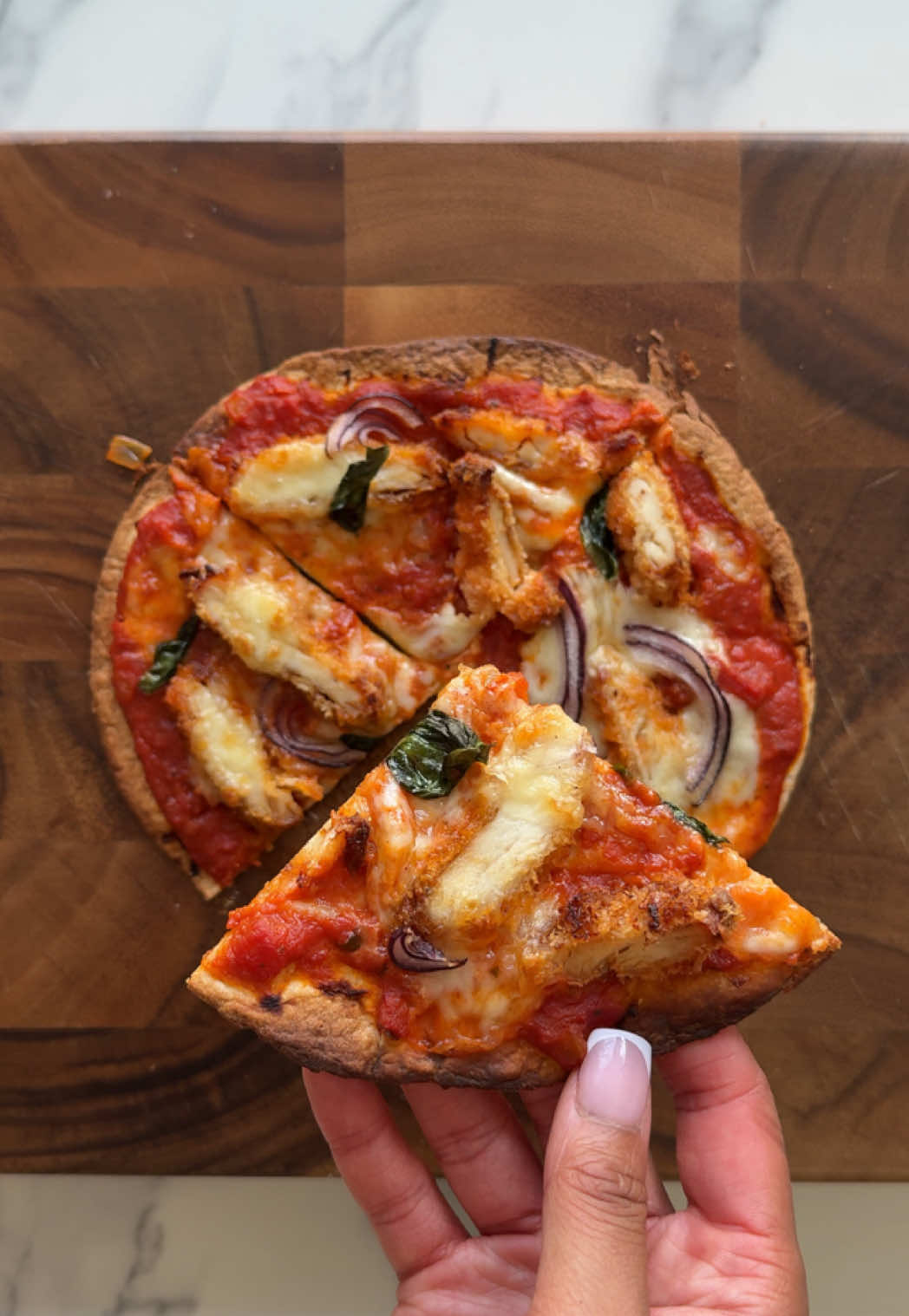 Vodka Parm Flatbreads 🤌🔥 The perfect lunch idea- especially if you’ve got leftover chicken or crispy tenders lying around! Protein 33g / Calorie 312 Just add 2 tbsp of @Heinz UK x Absolut vodka sauce to a @Crosta Mollica flatbread, top with 100g chicken, 35g light mozzarella, some red onion and fresh basil 🌿  Pop it in the oven at 200°C for 10 minutes and you’re good to go 😋 #vodkaparmpizza #flatbreadpizza #highproteinmeals #easyrecepie #lowcalorie #fyp 