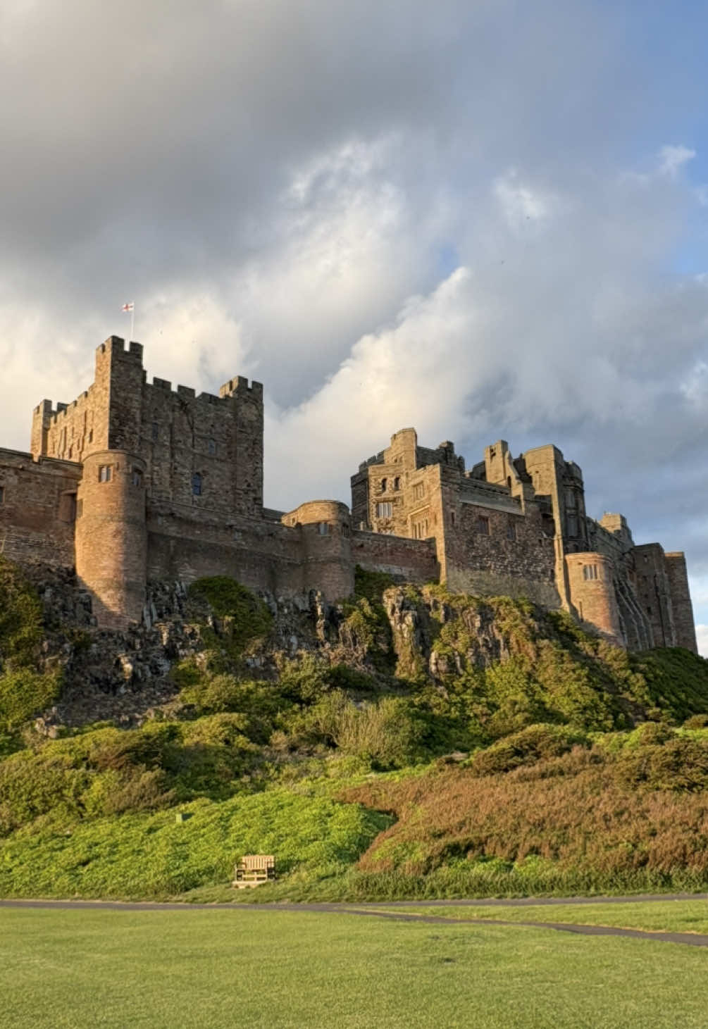 Bamburgh castle 🏰 #castle #medievalcastle #northumberland #bamburghcastle #fairytale #medievaltiktok #historytok #architecture #castleonthehill #AdventureVibes #medievalfantasy #fantasyworld #BookTok #cottagecore #aestheticvideos 
