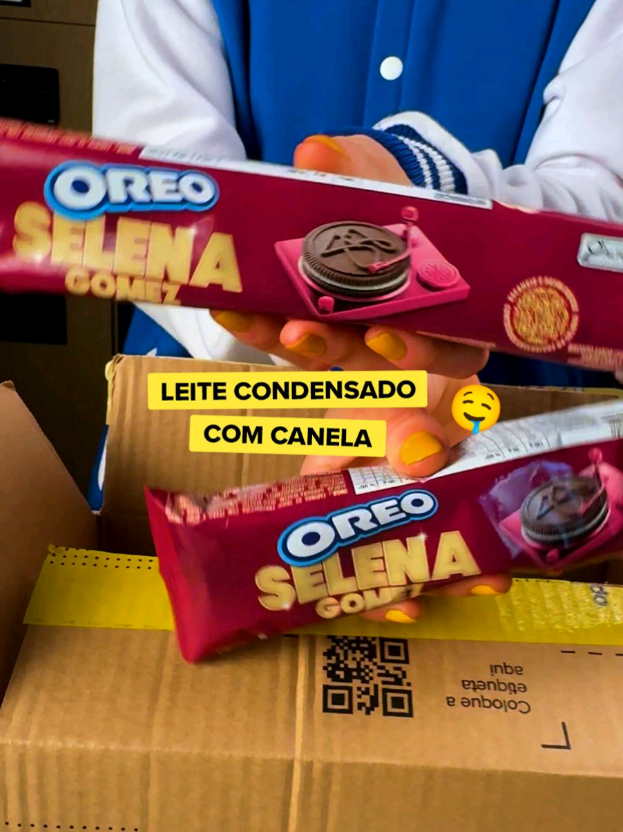 Já provou o biscoito recheado Oreo da Selena Gomez? Nham nham eu gostei #DescriçãoDaImagem Aparece uma cena reverse (de trás pra frente) de uma pessoa diante de uma bancada quebrando bolachas de chocolate com recheio branco sobre um potinho com sorvete de creme dentro. Aparece escrito “Leite condensado com canela”. A pessoa batuca com os dedos em uma caixa de papelão pardo do Mercado Livre, abre-a e retira de dentro dois pacotes compridos bordô de bolacha Oreo Selena Gomez. A pessoa abre um pacote e mostra uma bolacha para a câmera, ela tem desenhos relacionados a música de um lado, escrito Selena Gomez, e do outro está escrito Oreo. Aparece escrito “Quer? Tá lá no meu app”. A pessoa mergulha a bolacha em uma xicrinha de leite rosa em formato de tulipa e o vídeo se encerra com o letreiro “Mercado Livre, comprar agora”. #MercadoLivre  #Achadinhos