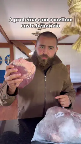 Coração bovino: 9,99 o kg. Peguei 6,2kg. E tem gente dizendo por aí que comer bem é caro… Na Dieta da Roça, a gente valoriza o que a maioria despreza. Enquanto a galera paga caro em peito de frango insosso e proteína em pó, eu boto no prato um dos alimentos mais nutritivos que existem, e por um preço ridículo. O coração bovino é rico em: - Coenzima Q10, que protege o próprio coração e turbina a energia celular - Vitaminas do complexo B, como B12 e B2, essenciais pro cérebro, sangue e testosterona - Ferro heme, que realmente combate a anemia, não aquele de farmácia - Taurina e carnitina, que ajudam no foco, força, metabolismo e saúde cardiovascular É comida raiz, de verdade. Barata, nutritiva, ignorada por quem foi treinado a comer só filezinho e produto de potinho. Na roça a gente come o que fortalece, não o que está na moda. Chora nutri margarino. Oss