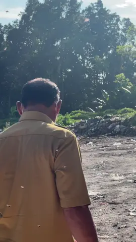 Selasa, 10 juni 2025 Bupati Kepulauan Yapen bersama dengan Wabup Yapen,  meresmikan 1 (satu) bangunan rumah jaga TPA serta menyerahkan 1 (unit) kendaraan Bulldozer kepada Dinas Lingkungan Hidup.  Hal ini bertujuan demi menekannya jumlah Volume Sampah yang semakin banyak di TPA, Selain itu Bupati dan wakil Bupati yapen juga meninjau langsung pembasmian lalat yang sangat mengganggu aktivitas wargat yang tinggal berdekatan dengan posisi TPA yang ada ... . . . . . . . #indonesia #pemerintah #kepulauanyapen #yapen_serui #papua #bersihkansampah #lingkunganhidup #fypシ゚ #fyp 