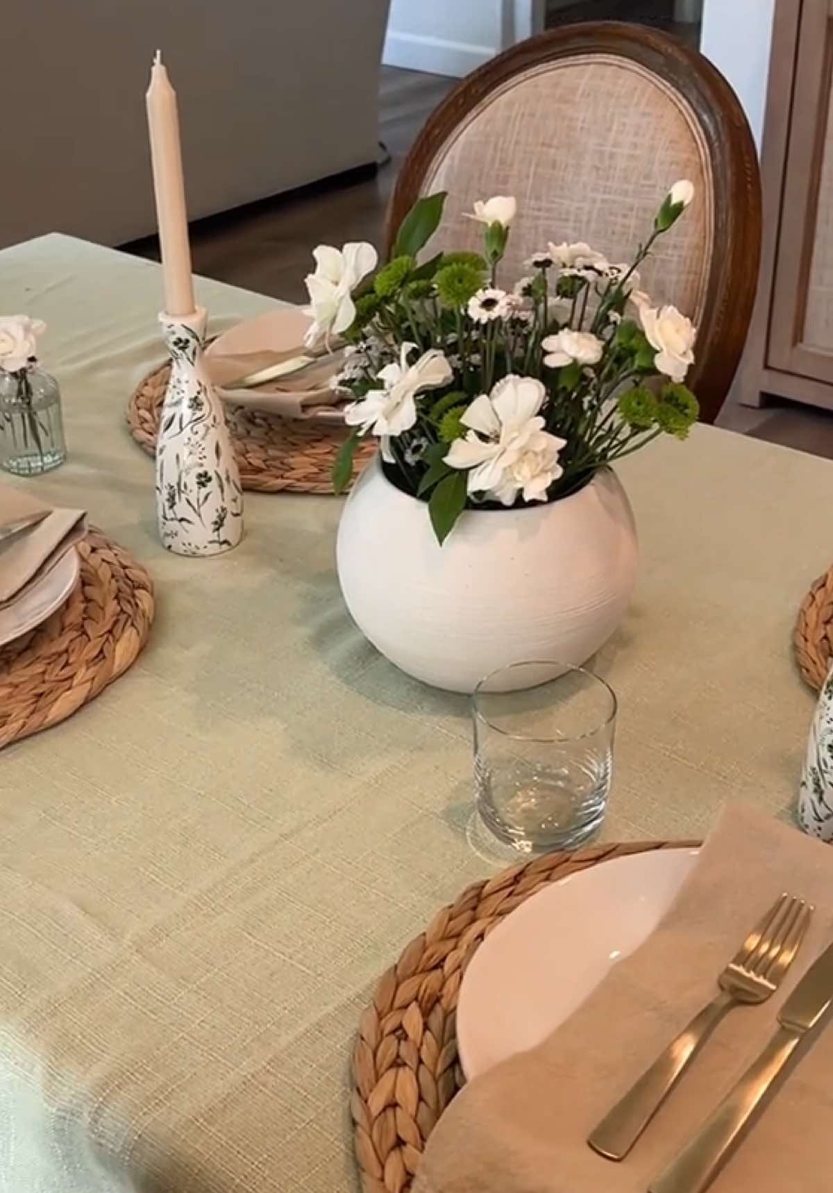 Nothing like a Sunday dinner in the summer 🤍 #hosting #sundaydinner #tablescape #summerdinnerparty @Ash 