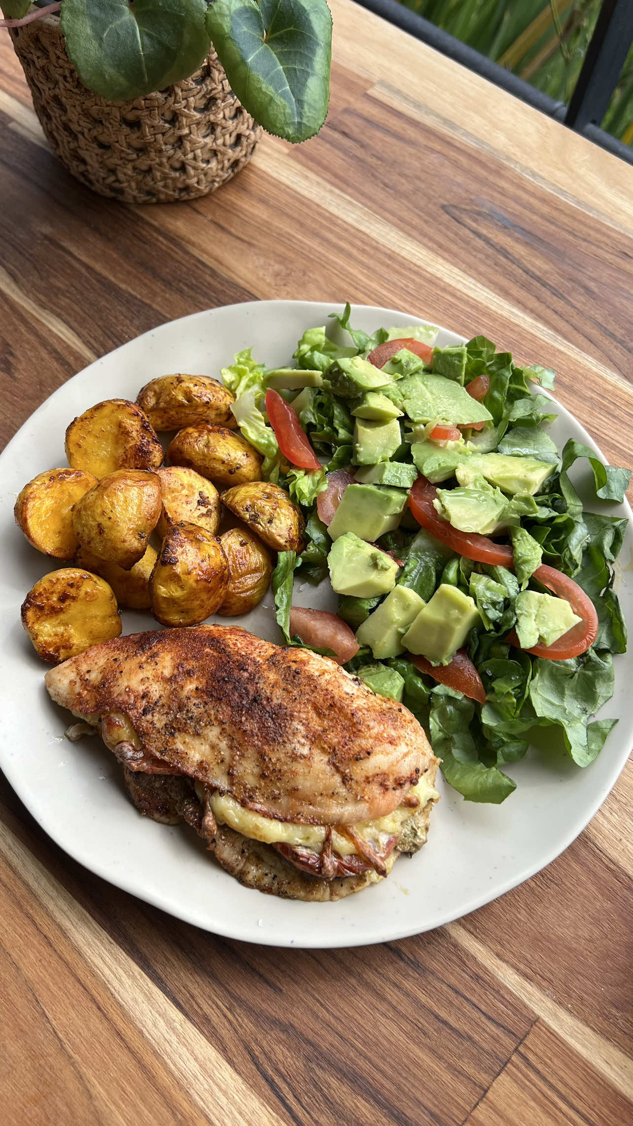 Pollo Capresa al Horno Un almuerzo saludable, delicioso y perfecto si estás en proceso de pérdida de grasa. ¡Tienes que probarlo! Ingredientes: 	•	1 pechuga de pollo abierta por la mitad 	•	Sal, pimienta, paprika y ajo en polvo (al gusto) 	•	1 cucharadita de pesto 	•	3 rebanadas de tomate 	•	Queso mozzarella y parmesano (al gusto) Preparación: 	1.	Sazona la pechuga con sal, pimienta, paprika y ajo en polvo. 	2.	Agrega el pesto, las rebanadas de tomate y el queso.    3.	Cierra la pechuga, sujétala con palillos y lleva al horno a 200 °C por 15-20 minutos, hasta que esté bien dorada. Acompañamiento: 🥗 Ensalada fresca de lechuga, tomate y aguacate. 🥔 Papitas criollas al horno: córtalas por la mitad, sazónalas con sal, pimienta, paprika y un poquito de mantequilla. Hornea hasta que estén doradas y crujientes. Un almuerzo completo, lleno de sabor y que te ayuda a cuidar tu cuerpo. 💚 #Receta #delicia #loquecomoenundia #almuerzo #saludable #pollo #facilyrapido #alimentacionsaludable 