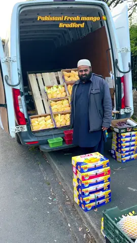 Pakistani uncle selling Pakistani mango 🥭 in Bradford #exploreuk🇬🇧❤️ #pakistanimangos🥭😋 #bradford 