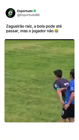 A bola pode até passar, agora o atacante nunca 🤣 #futebol #resenha #humor #funny #atacante #zagueiro #memestiktok 