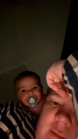 😂😂😂  #baby  #funnybabiesoftiktok #funnybaby #bebeheureux #babywithdaddy #funny #videodroles #funnyvideostolangh #funnytiktoks #videofourire #videoàmourirderire #enfantheureux #enfantsheureux #bébédrole #bébés 