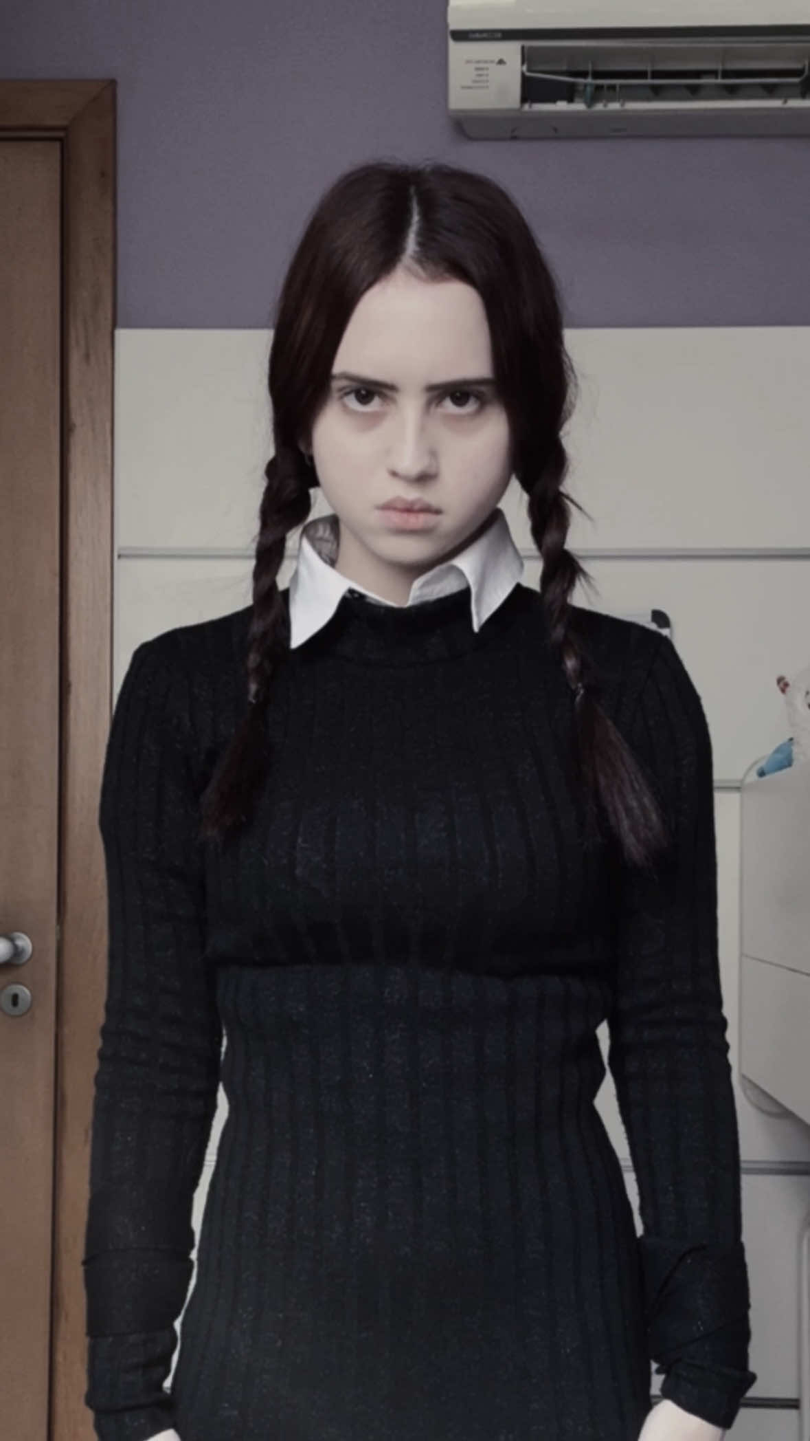 tem como se transformar na wandinha e não dançar/ cantar bloody mary???? 😔🙏🏻🖤 me transformando na wandinha:  @lupa 