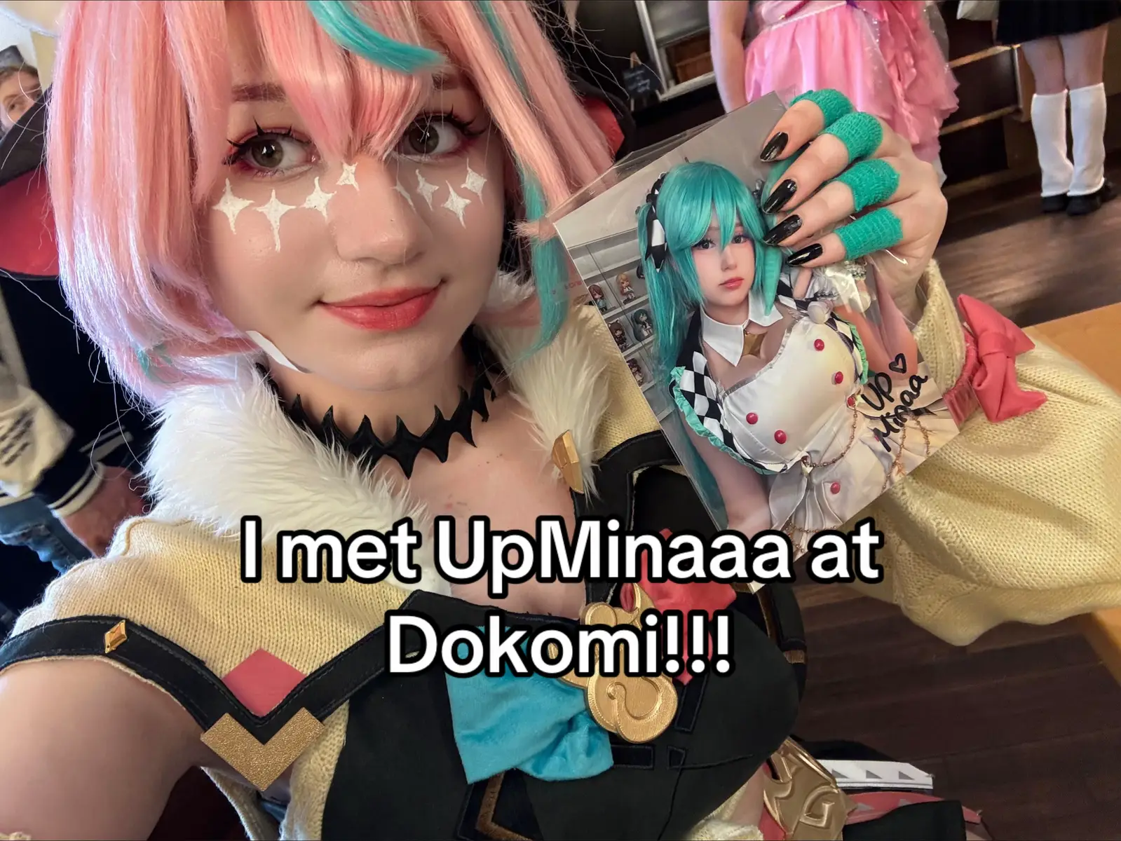 I still can’t believe that I got to meet my favorite cosplayer and cosplay Idol at Dokomi!! I am so happy and it truly made my weekend !!! Mina was soooo nice in person and pleasant to talk to even though I was very nervous and couldn’t get the words out of my mouth 🥹🥹 There is still so much I would’ve loved to tell her but sadly I forgot everything once I stood infront of her 🥹  Thank you soooooo much @twitch.tv/upminaa  for being so nice 🥹🫶🏻 I framed the print as soon as I got home 🩷  I hope I’ll get the chances to meet her again in the future :3 . . . #upmina #dokomi #meetandgreet #cosplay #upminaaisthebestgirl 
