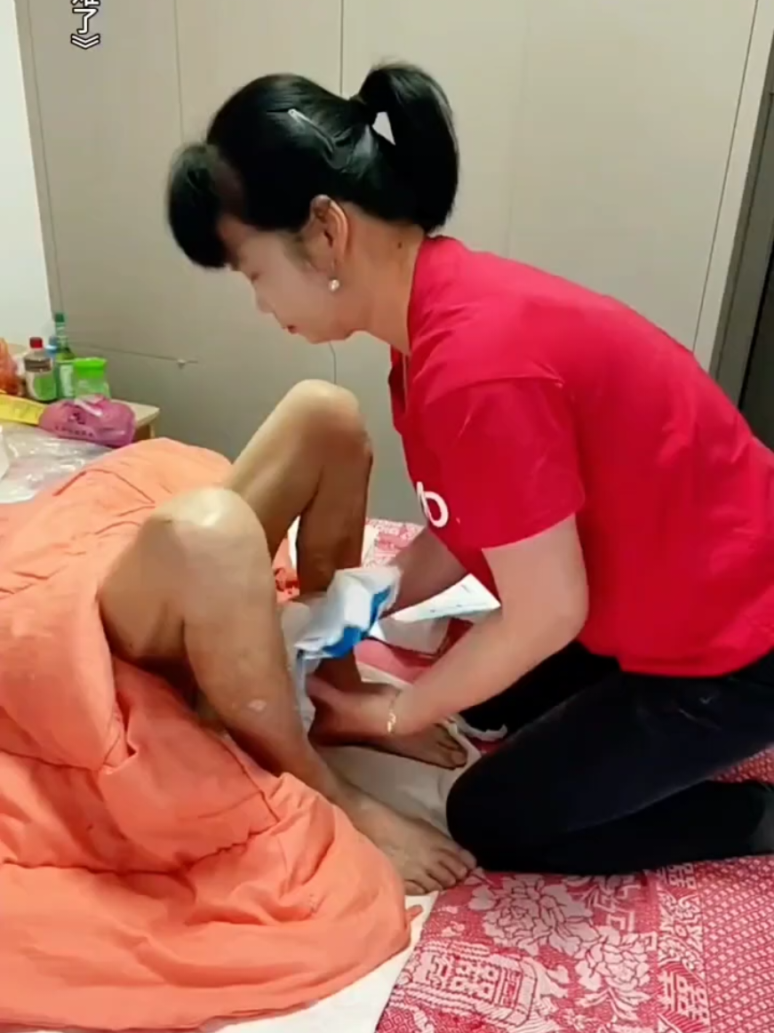 百善孝为先！女儿照顾不能自理的父亲，27年如一日元怨无悔…… #爱 #正能量 #照顾老人 