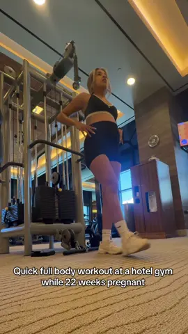 Don’t let vacation be an excuse! ☝🏾#vegas #workout #staymotivated #pregnancyworkout 