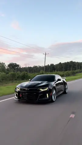 👁️👅👁️ #fypシ #camaro #cars #camarozl1 #zl1 #chevy @lusty2ss risked his life for this shot 