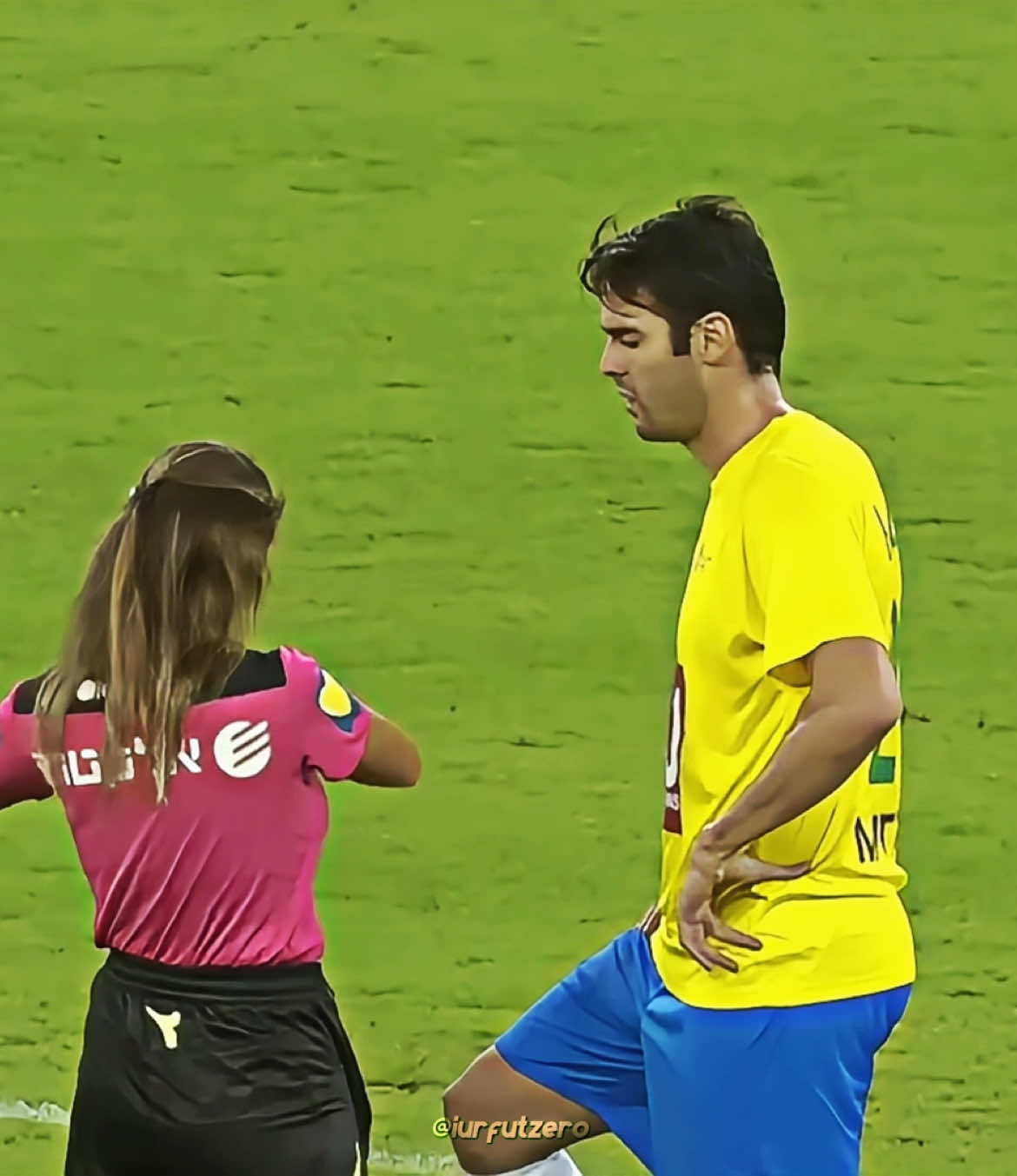 Quando a arbitragem feminina rouba a cena com carisma e ainda troca ideia com os players 👏🔥 #respect #football #Resenha 
