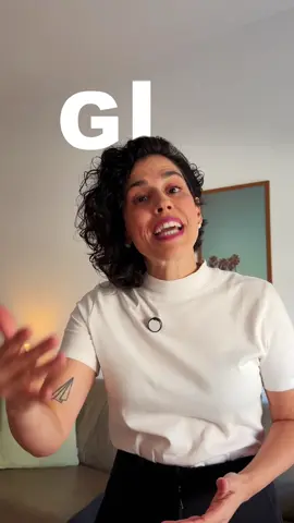 Esse verbo me deixava maluca. Cada hora ele significava uma coisa diferente! 😵‍💫 Mas depois que entendi que ele só tem 3 ideias base, ele virou meu xodó! 🧠 Quer um spoiler? 👉 Presta atenção no que vem depois do GET. Se você quer finalmente fazer as pazes com o inglês, clica no link da bio e entra na lista de espera! 🚀🇺🇸