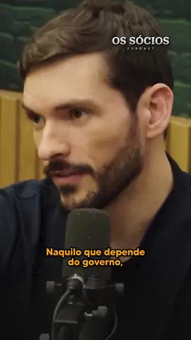 Vivemos em uma sociedade que prepara jovens para resolver equações de segundo grau, mas os deixa órfãos quando precisam calcular juros compostos do cartão de crédito. É um paradoxo cruel: ensinamos fórmulas que jamais usarão, mas omitimos conhecimentos que determinarão a qualidade de suas vidas adultas. A ausência de educação financeira nas escolas não é acidental - é sistemática. Formamos gerações inteiras de consumidores bem instruídos em literatura e história, mas completamente analfabetos em investimentos, planejamento e gestão de recursos. É como ensinar alguém a ler, mas proibir o acesso aos livros. O resultado é previsível: adultos inteligentes e formados que se endividam, não poupam e trabalham a vida inteira sem jamais fazer o dinheiro trabalhar para eles. Sabem citar Shakespeare, mas não sabem a diferença entre renda fixa e variável. Enquanto isso, uma pequena parcela da população que teve acesso a essa educação - seja em casa ou por conta própria - acumula riqueza e constrói patrimônio. A educação financeira não deveria ser privilégio, deveria ser direito básico. Porque no final das contas, quem não aprende a lidar com dinheiro será eternamente controlado por ele. Comente “246” para receber o link do episódio completo! #ossocios#podcast#brunoperini#maluperini#educacao #filosofia